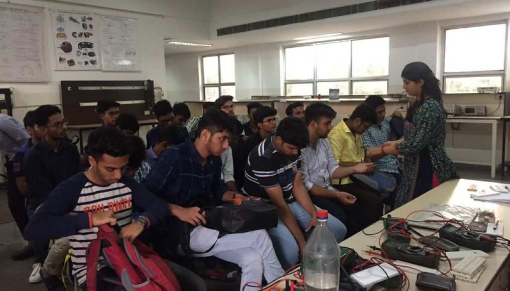 Students get lessons on PPT, get acquainted with electronic tools during Bridge Programme (4)