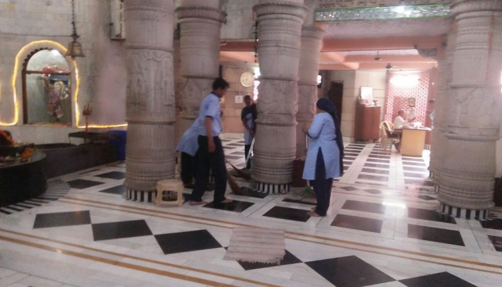 Team from Manav Rachna University took up the cleaning exercise of the Shiv Mandir (27)