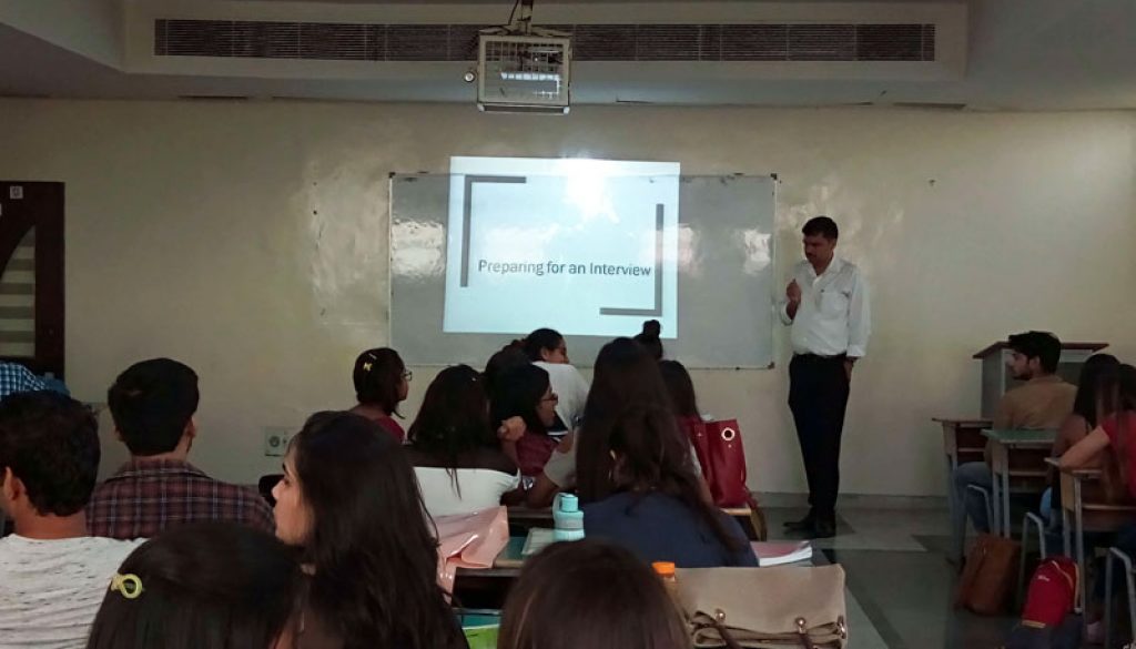 Department of English, Manav Rachna International University organized a guest lecture (2)