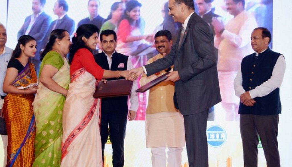Mr-Sanjiv-Singh-Chairman-IndianOil-exchanging-the-MoU-with-one-of-the-incubatees